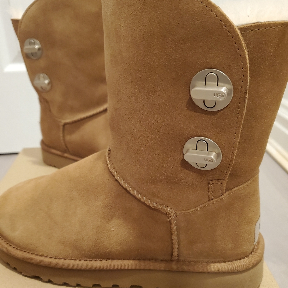 Uggs, short with turnlocks